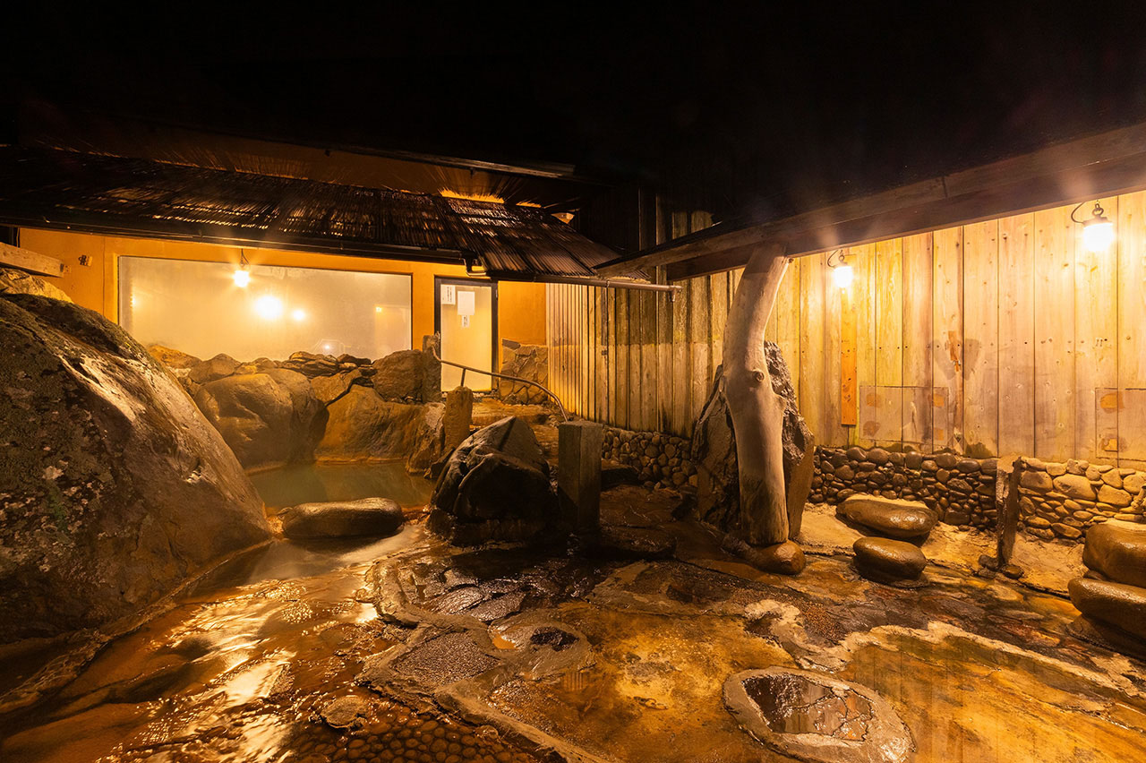 源泉かけ流しの緑白色の濁り湯