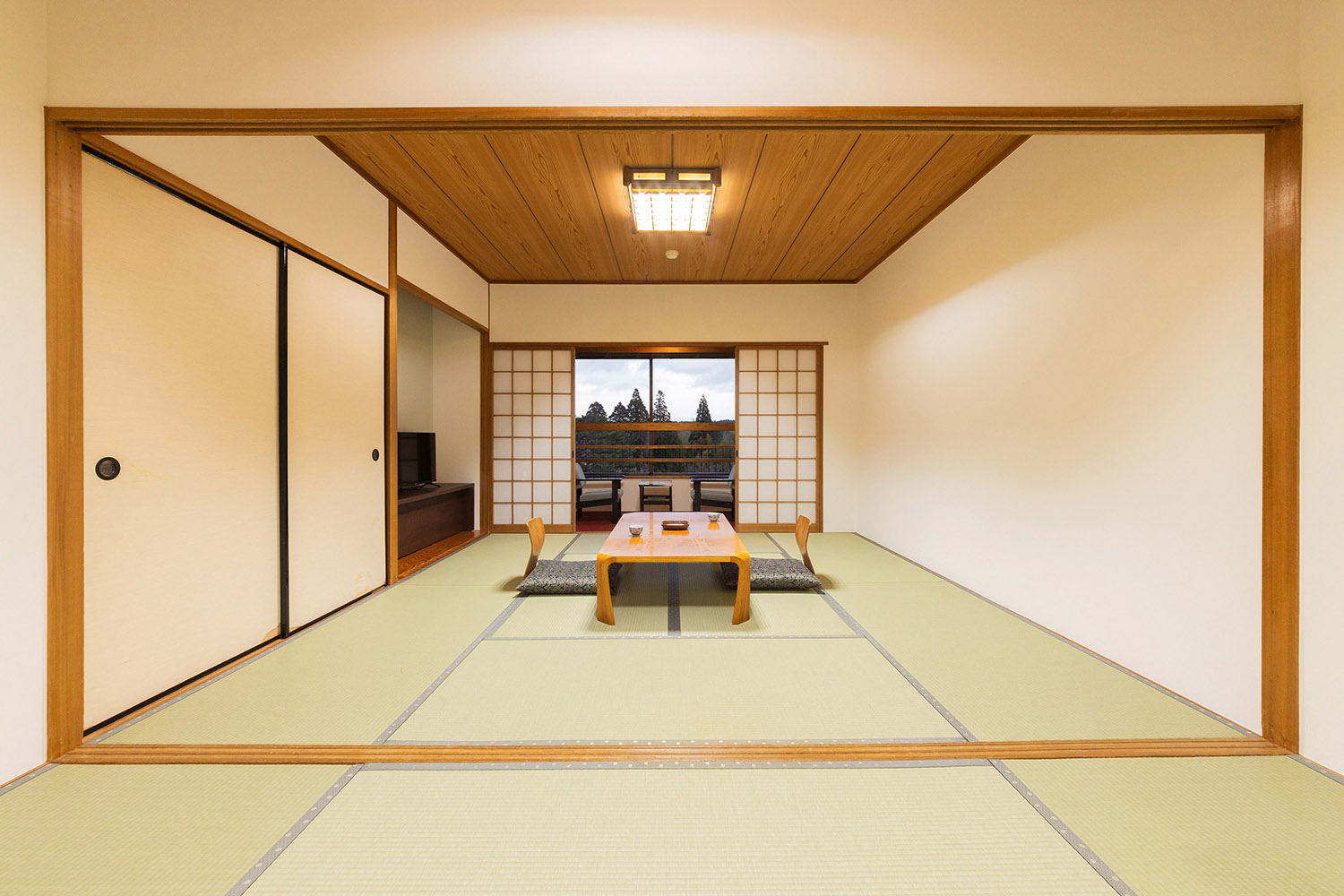 最上階和室12畳 眺望良好で優雅な庭園を望む