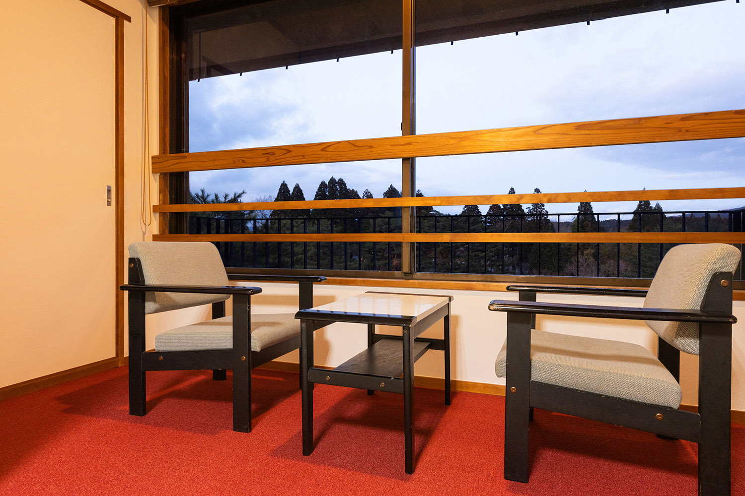 最上階和室12畳 眺望良好で優雅な庭園を望む