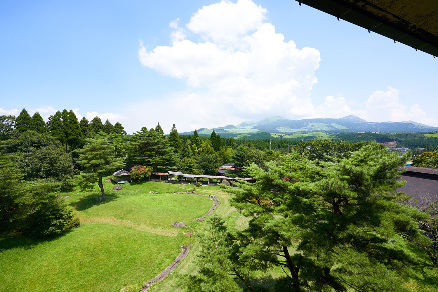 最上階和室12畳 眺望良好で優雅な庭園を望む