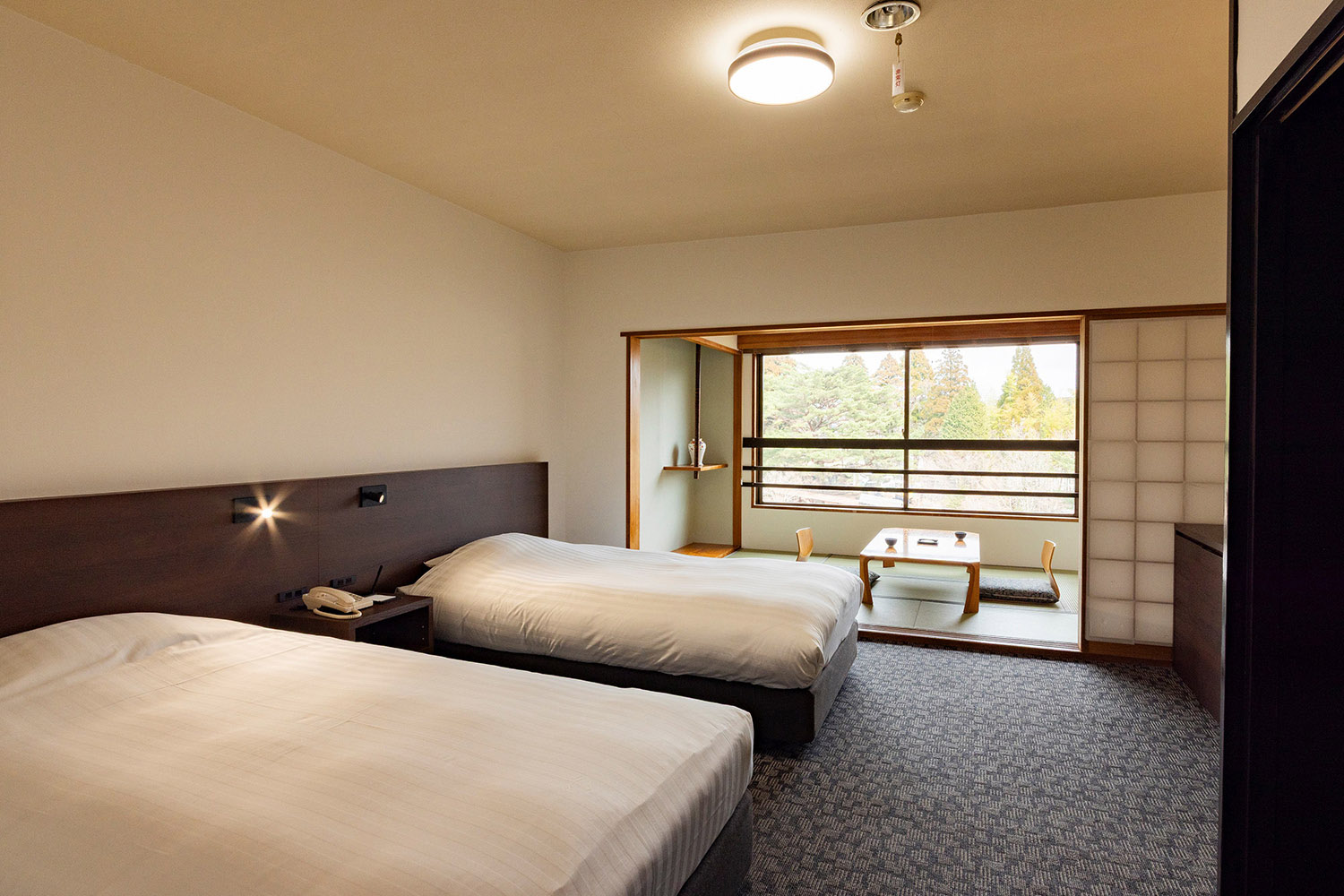 高層階和洋室 和室と洋室を備えた部屋