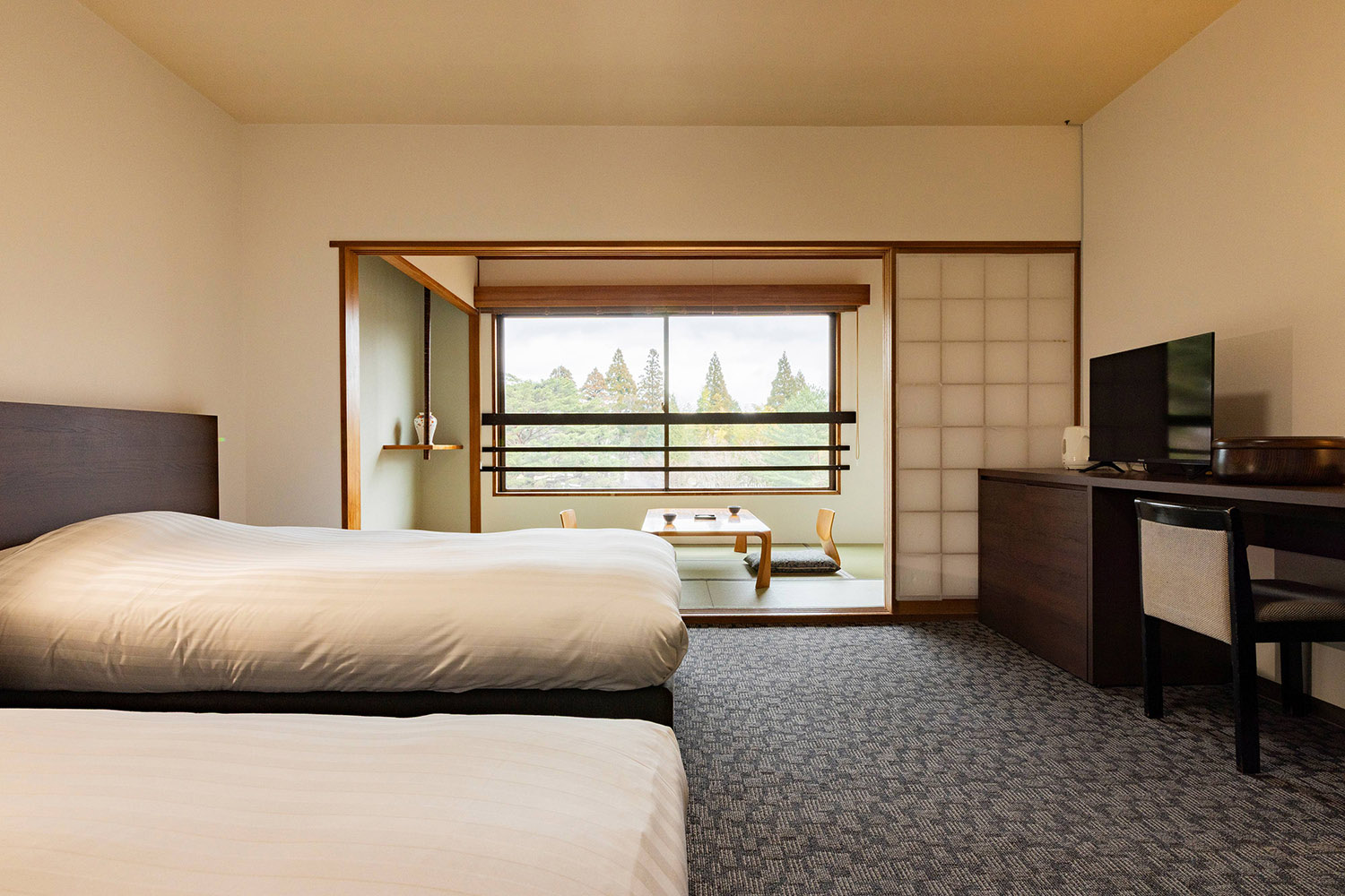 高層階和洋室 和室と洋室を備えた部屋