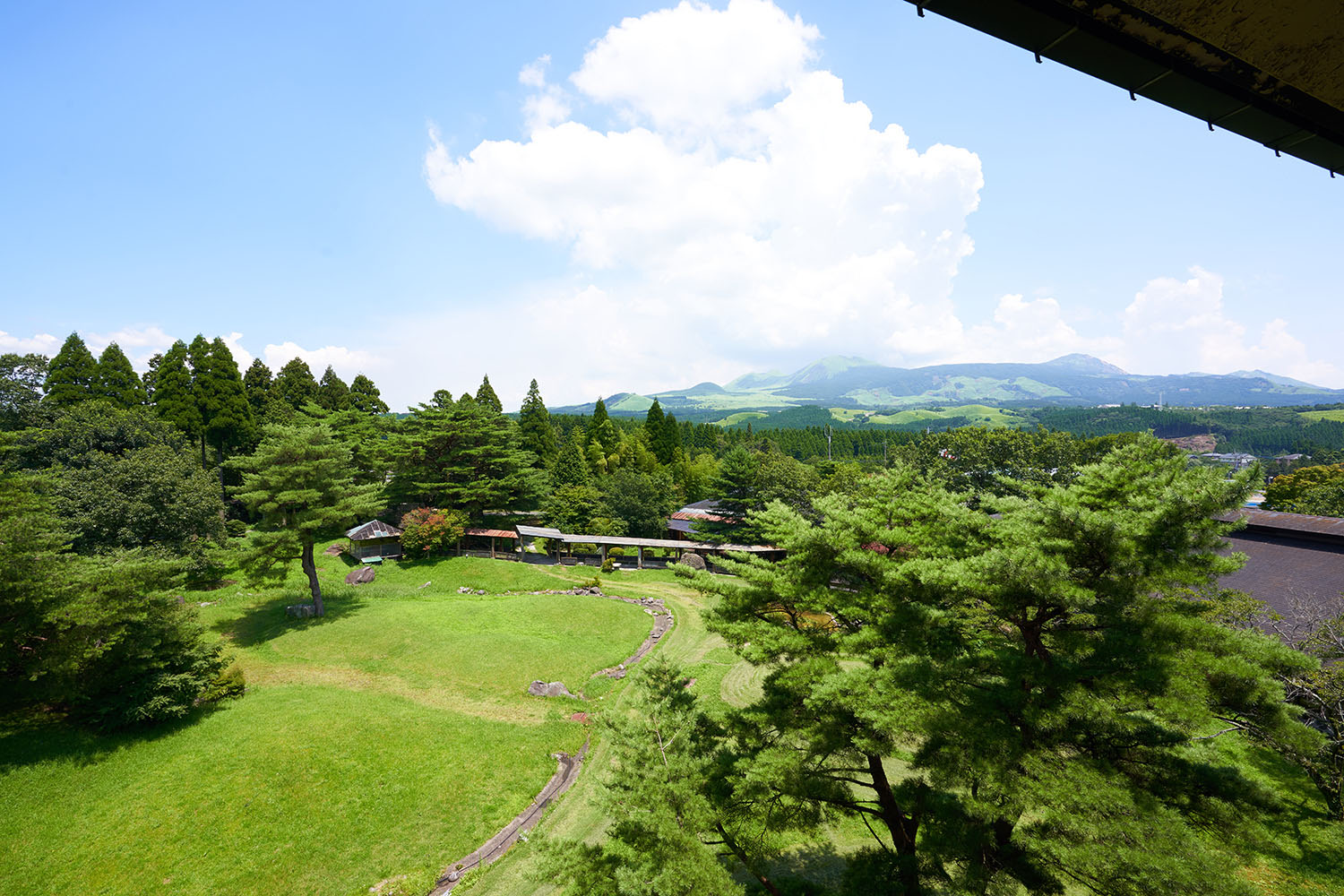 高層階和洋室 和室と洋室を備えた部屋